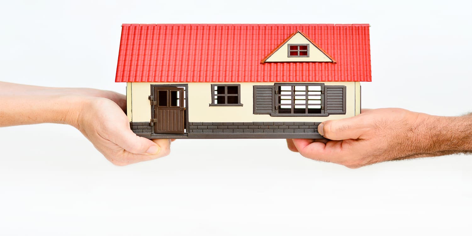 Couple fighting over house - sell house during divorce concept